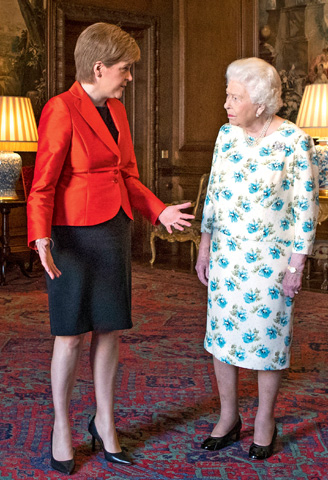 Nicola Sturgeon mit Queen Elisabeth - Foto: Jane Barlow/WPA Pool/Getty Images