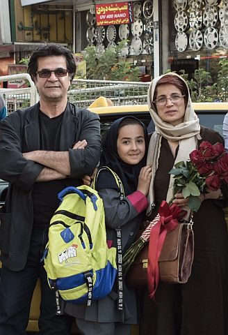Nasrin Sotoudeh mit Regisseur Jafar Panahi bei den Dreharbeiten zu "Taxi Teheran".