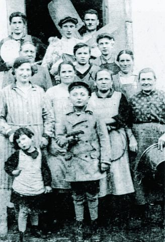 Die Familie des Bäckers Grünfeld mit Angestellten. Vater Joseph, Mutter Charlotte und Tochter Margot wurden ermordet.