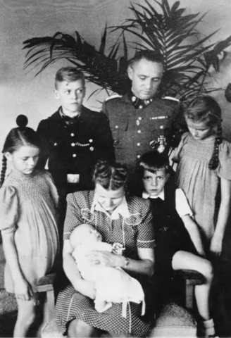 Rudolf und Hedwig Höß mit ihren Kindern im Jahr 1943.