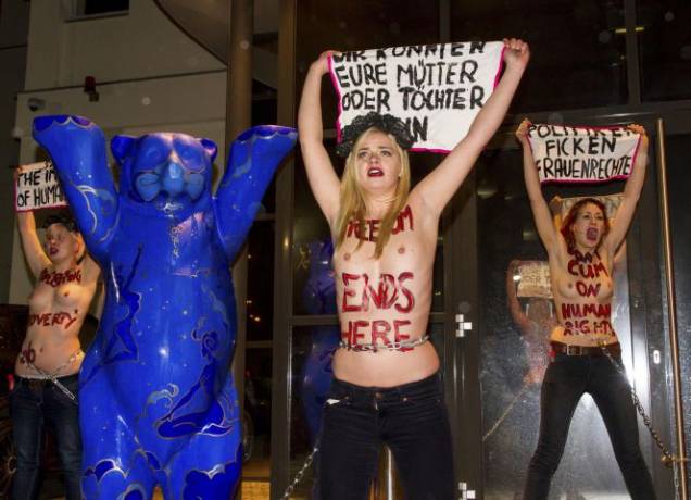 Die Femen vor dem EIngang des Großbordells "Artemis". © Marcus Golejewski/ Geisler-Fotopress