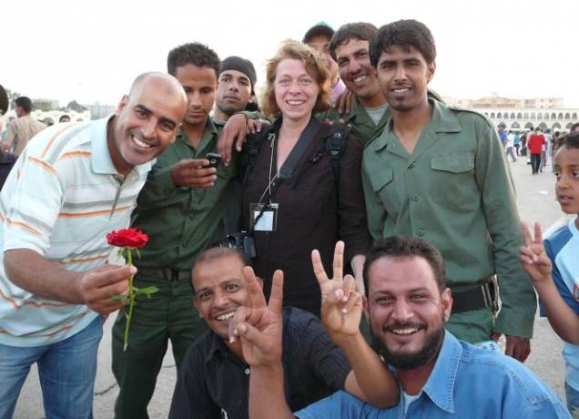 Hannah Wettig mit Rekruten in Benghazi.