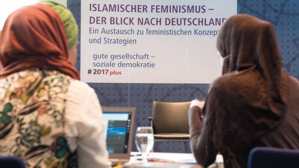 Eine Konferenz der Friedrich-Ebert-Stiftung: Jede Muslimin mit Kopftuch? Gegen das "Verhüllungsverbot" im Tessin protestiert Nora Illi (li), Frauenbeauftragte des Islamischen Zentralrats Schweiz. © Bettina Flitner