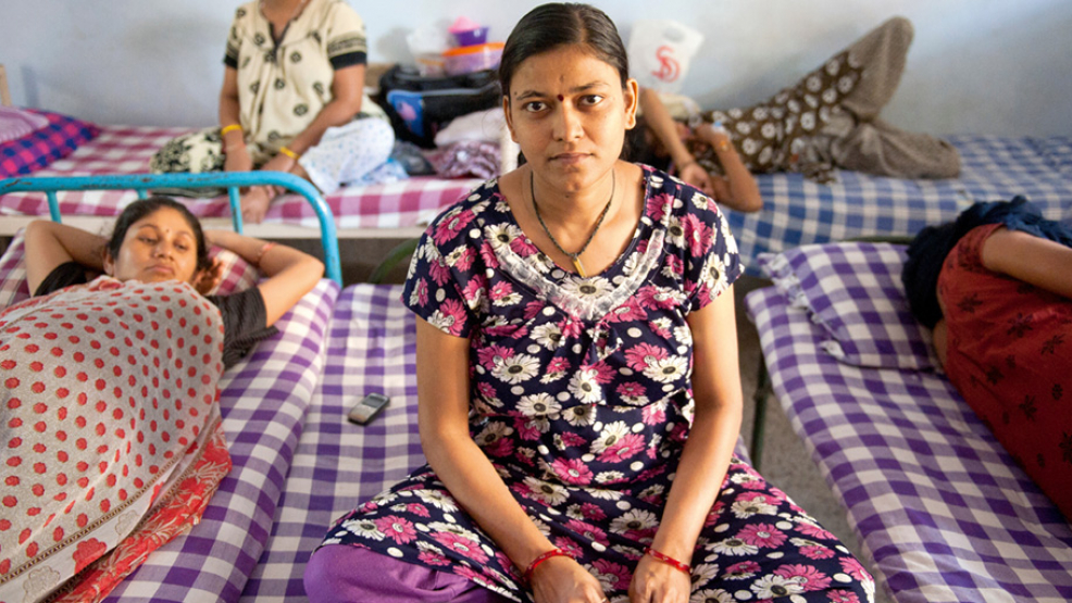 Leihmütter in Gujarat. Sie vegetieren die ganze Schwangerschaft über in Camps vor sich hin. Überwachung inklusive. - Foto: Sanjay Austa