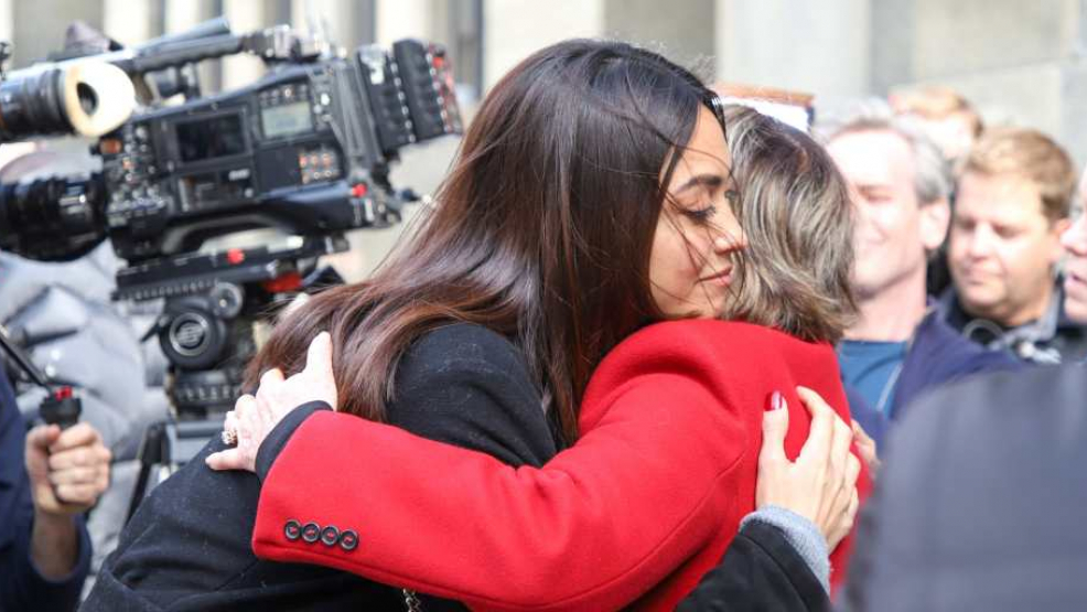 Weinstein-Opfer Ambra Gutierrez fällt ihrer Anwältin Gloria Allred in die Arme. - Foto: imago images/ZUMA press