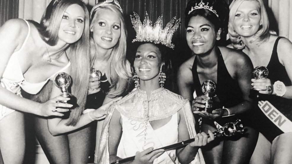Jennifer Hosten, die "Miss World" 1970, strahlt.