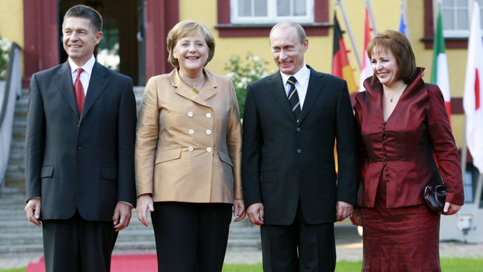 WiedervereiniJuni 2007. Die Ehepaare Merkel/Sauer und Putin beim G8-Treffen in Heiligendamm. Da scheint noch eitel Sonnenschein. - © IMAGO/UPI Photo