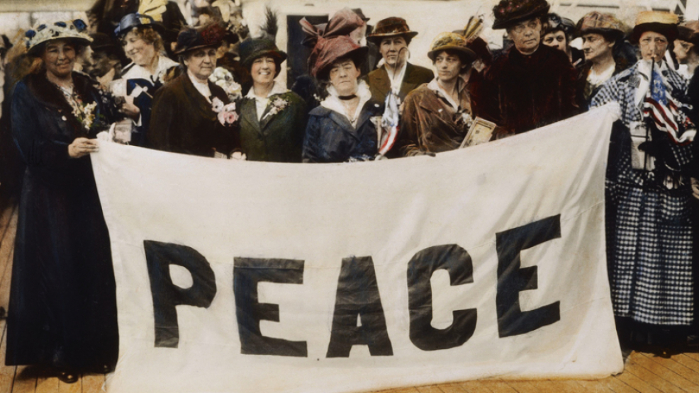  Frauenrechtlerinnen demonstrieren 1915, mitten im Krieg, in Den Haag für Frieden. - Foto: Ullstein 