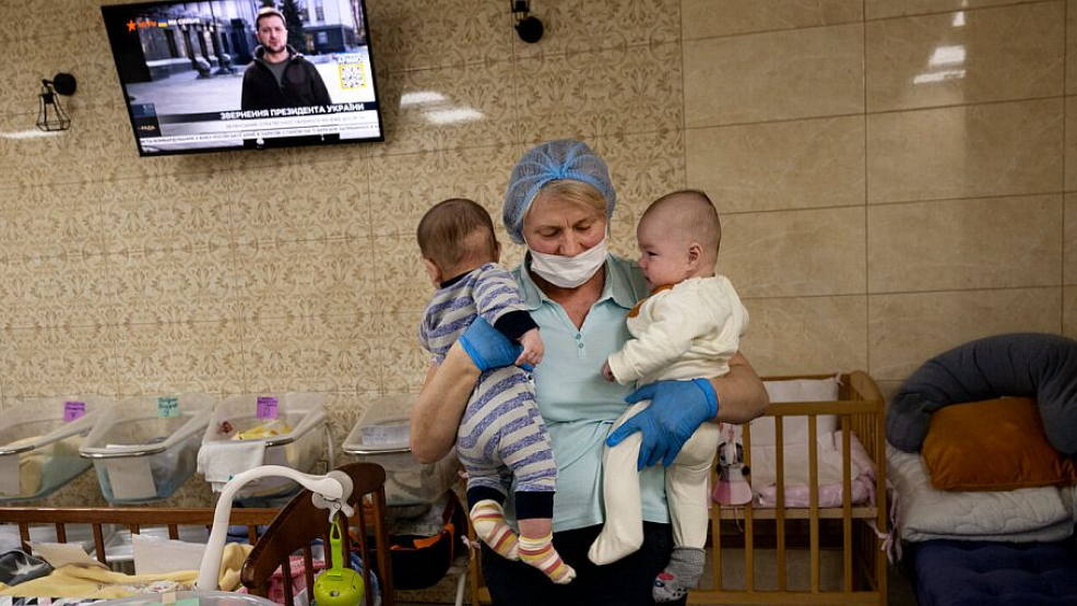 Leihmutterschaft in der Ukraine: Durch den Krieg kann die bestellte Ware - das Kind - nicht abgeholt werden.