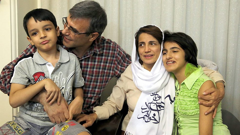 Nasrin Sotoudeh mit ihrem Ehemann, Reza Khandan, ihrem Sohn Nima und Tochter Mehraveh. - Foto: IMAGO