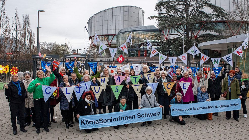 Protest der Schweizer Klima-Seniorinnen vor dem Europäischen Gerichtshof für Menschenrechte in Straßburg. - Foto: Greenpeace