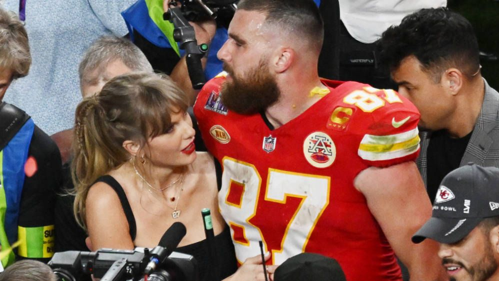 Taylor Swift und ihr Lebensgefährte, Football-Spieler Travis Kelce bei den Superbowls. - Foto: IMAGO