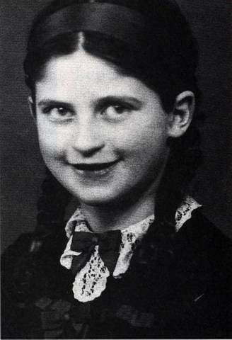 Eva Diamant mit 12, vor Auschwitz.