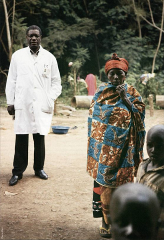 Dr. Dennis Mukwege und eine seiner Patientinnen. - Fotos: Paula Allen