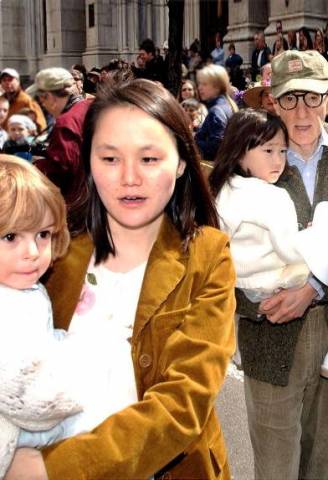 Soon-Yi und Woody Allen 2003 mit ihren Adoptivkindern.