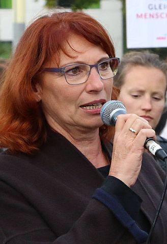 Staatsministerin Petra Köpping unterstützt die geschiedenen Frauen.