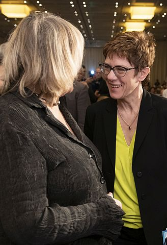 Zwei Tage vor dem Interview begegneten sich AKK und Alice Schwarzer bei einer Veranstaltung der Adenauer-Stiftung zu „100 Jahren Frauenwahlrecht“. - Foto: Marco Urban