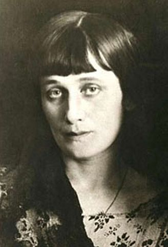 Anna Achmatowa 1924 in Petrograd. - Foto:G. Kirillow