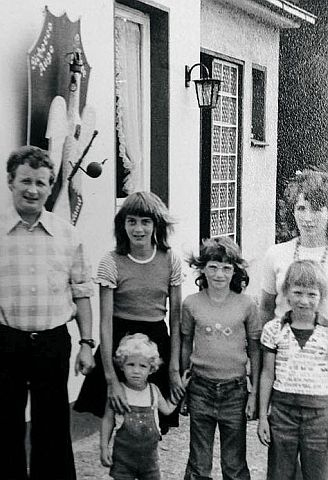 Autorin Claudia Becker (3. v. re) mit ihrer Familie anno 1974.