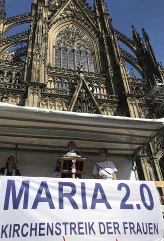 Maria 2.0 macht weiter, diesmal mit einer Menschenkette vor dem Kölner Dom.