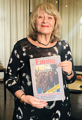 Alice Schwarzer mit der allerersten EMMA-Ausgabe.