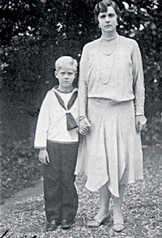 Prinzessin Alice mit Sohn Philip im Exil in Paris.