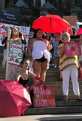 "Freiwillige Sexarbeiterinnen" demonstrieren vor dem Kölner Dom.