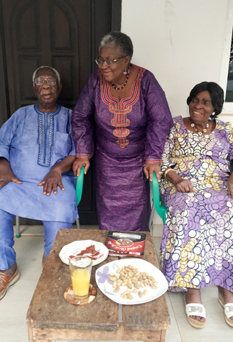 Ngozi Okonjo-Iweala mit ihren Eltern