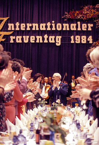 Erich Honecker bei einer Feier zum Internationalen Frauentag in Berlin. - Foto: imago images