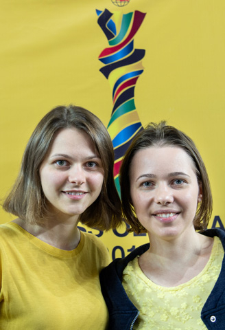 Anna Musytschuk (li.) und ihre ältere Schwester Marija. Foto: David Llada.