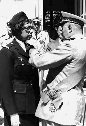 Josephine Baker wird mit dem Orden der "Légion d'honneur" ausgezeichnet.