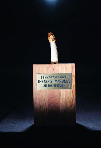 Der EMMA-Award: Eine Stinkmorchel für den diesjährigen Preisträger Jan Böhmermann.