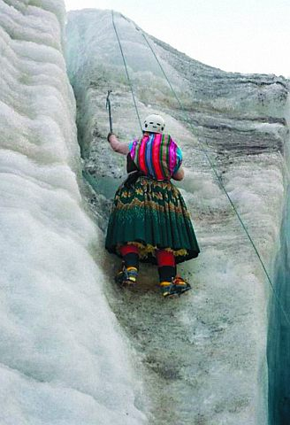 Die "cholita escaladora" Elena Quispe in der Eiswand.