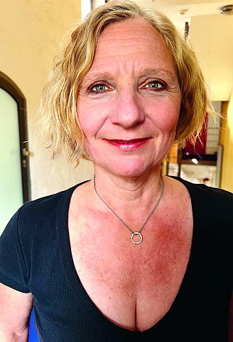 EMMA-Redakteurin Chantal Louis unterwegs in der Welt der Push-Ups und Spitzen-BHs.