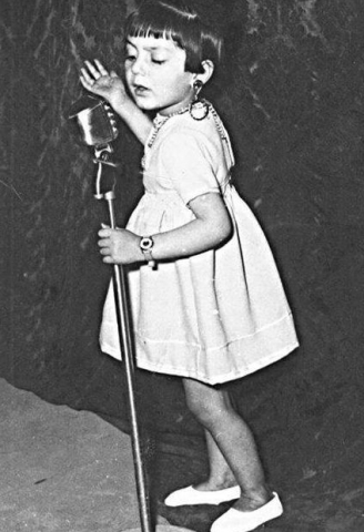 In Teheran war Googoosh ein Kinderstar. Schon mit drei Jahren stand sie auf der Bühne.