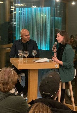 Kerstin Neuhaus von "Augsburg gegen Menschenhandel" führte durch den Abend mit dem schwedischen Kommissar Simon Häggström.