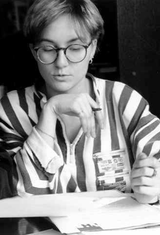 Margitta 1986 beim Studium der Leserinnen-Briefe zur EMMA-Umfrage. 