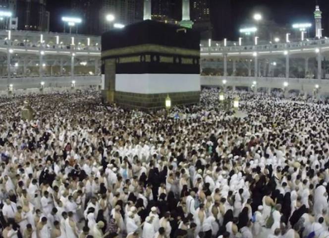 Es ist der Höhepunkt der Reise nach Mekka: Männer und Frauen umrunden sieben Mal die Kaaba.