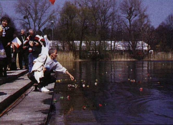 Ravensbrückerinnen am See - es ist Tradition geworden, dass sie Blumen für die Toten ins Wasser werfen.