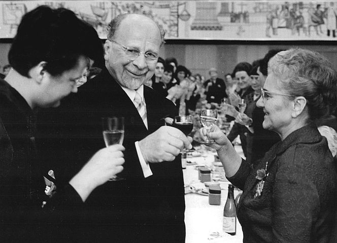 8. März 1967. Walter Ulbricht gratuliert den Müttern: mit einem Glas Sekt und roter Nelke. Foto: Bundesarchiv