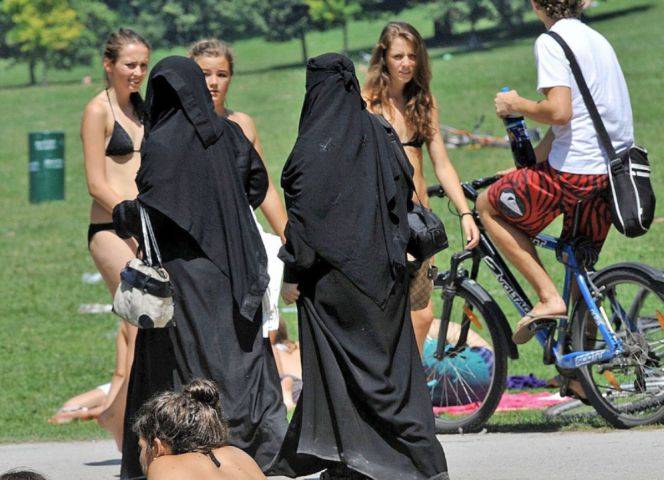 Vollverschleierte im Englischen Garten.