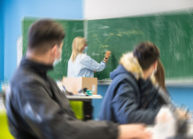 Lehrerin werden eklatant öfter Opfer von Gewaltattacken durch Schüler. - Foto: Jörg Krauthöfer/Funke Foto/IMAGO