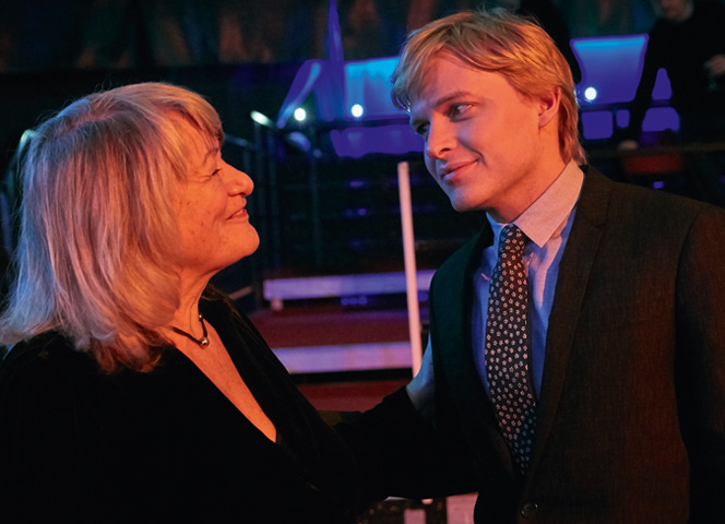 Alice Schwarzer und Ronan Farrow bei der Verleihung des Reporterpreises am 3.12.2018 in Berlin. Foto: Daniel Wolcke