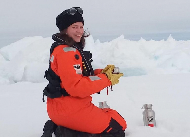 Melanie Bergmann bei Forschungen in der Arktis. Foto: AWI