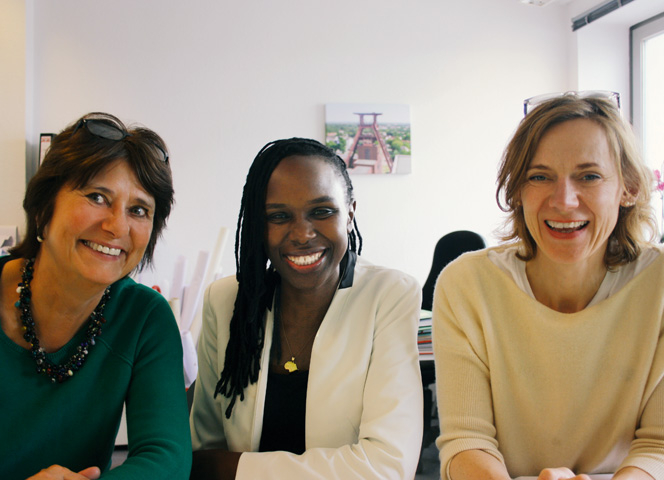 VAMV-Vorstand Antje Beierling, Dorothy Thom und Pressesprecherin Ute Zimmermann freuen sich über den Erfolg des Projektes