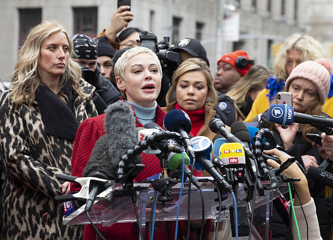 "Wir sind stark. Das kann er uns nie nehmen“, so Schauspielerin Rose McGowan. - Lev Radin/imago images/Pacific Press Agency