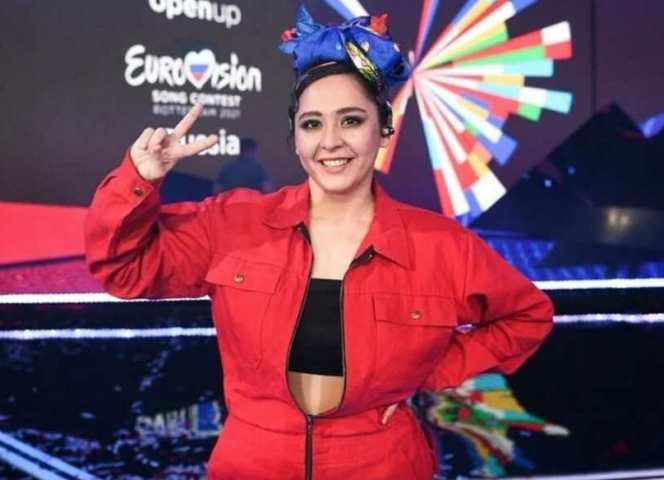 Hat Arbeit vor sich: Manizha im Overall 