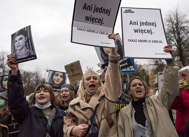 "Das Abtreibungsverbot tötet!" Zehntausende demonstrieren nach dem Tod von Izabela in Warschau. Foto: imago images/ZUMA Wire