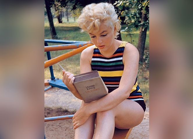 Monroe liest Joyce' "Ulysses", 1955. Foto: Eve Arnold.