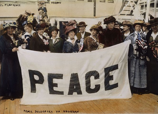 Frauenrechtlerinnen demonstrieren 1915, mitten im Krieg, in Den Haag für Frieden. - Foto: Ullstein